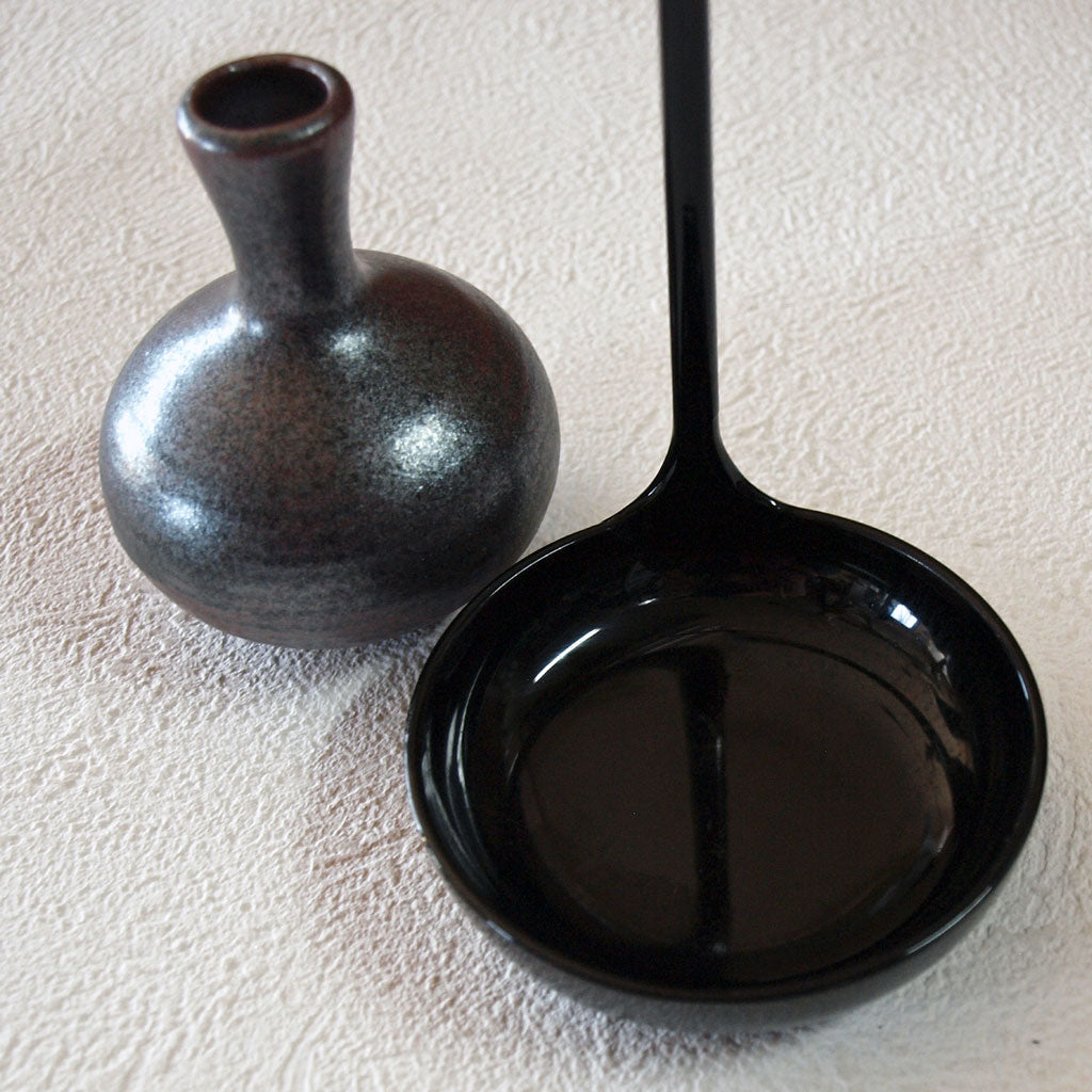 花器・花入れ・レードル壁掛け一輪挿し・光琳/黒・お玉と陶器