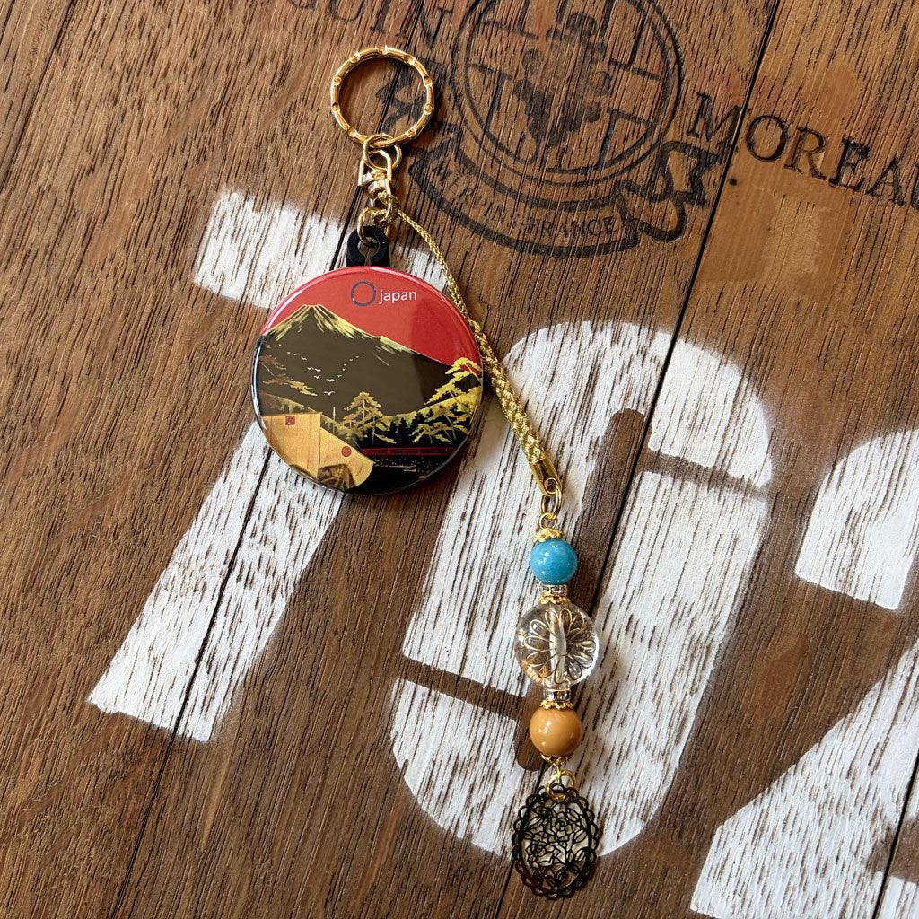 駿河三景を纏う。缶バッジ、富士山、日本平に、猩猩緋の背景