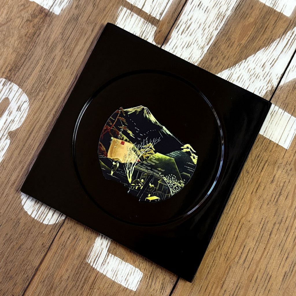 鞠子の樹・物語：黒彩リーフ（一葉）― 駿河を彩るコースター