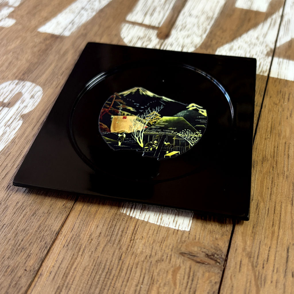 鞠子の樹・物語：黒彩リーフ（一葉）― 駿河を彩るコースター