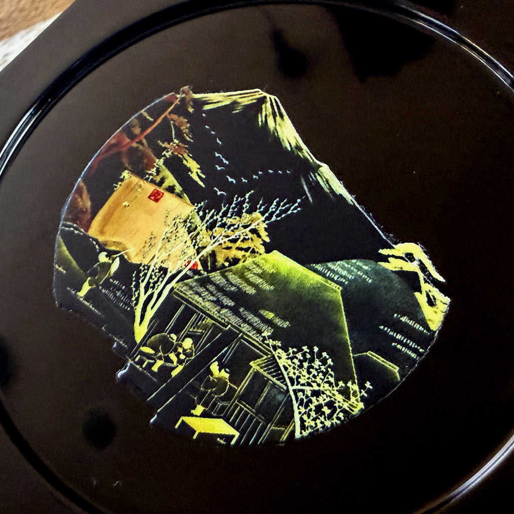 鞠子の樹・物語：黒彩リーフ（一葉）― 駿河を彩るコースター 拡大