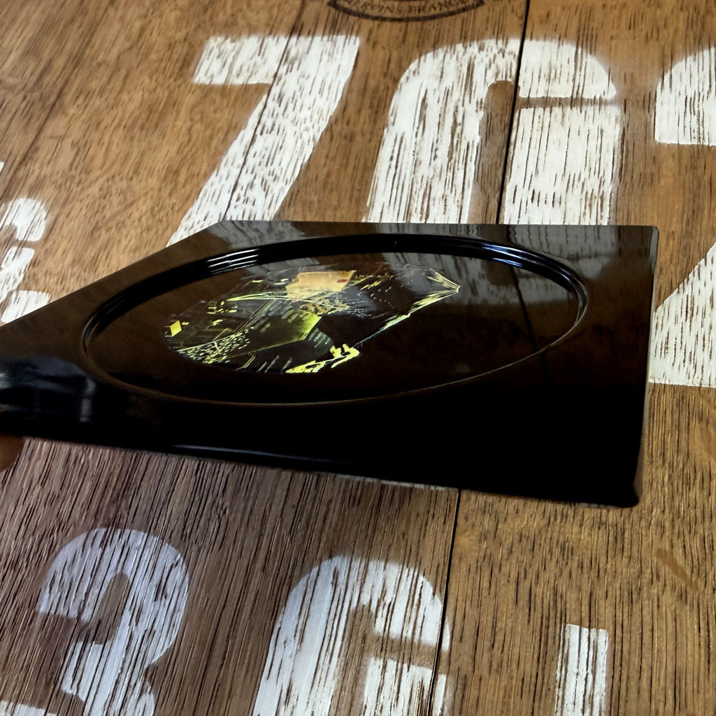 鞠子の樹・物語：黒彩リーフ（一葉）― 駿河を彩るコースター　斜めから