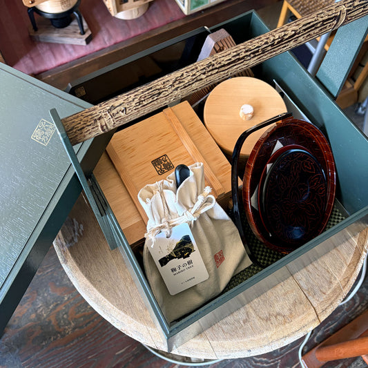 鞠子の樹　旅の茶箱 ― 木製手付き　収納状態