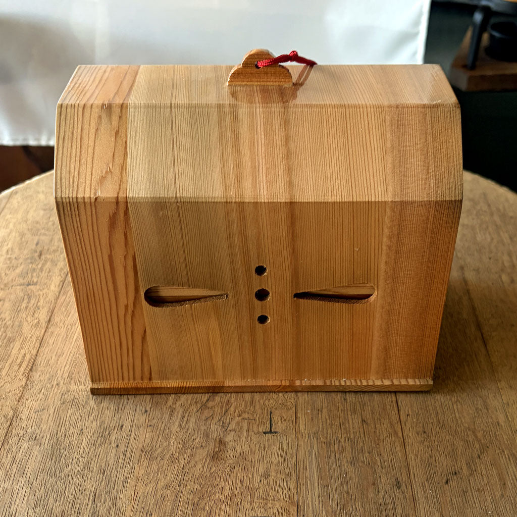 鞠子の樹｜旅籠（はたご）― かまくら桧の盛器 ― 正面