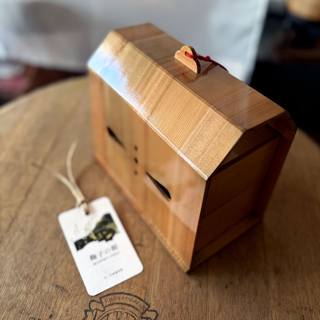 鞠子の樹｜旅籠（はたご）― かまくら桧の盛器 ―