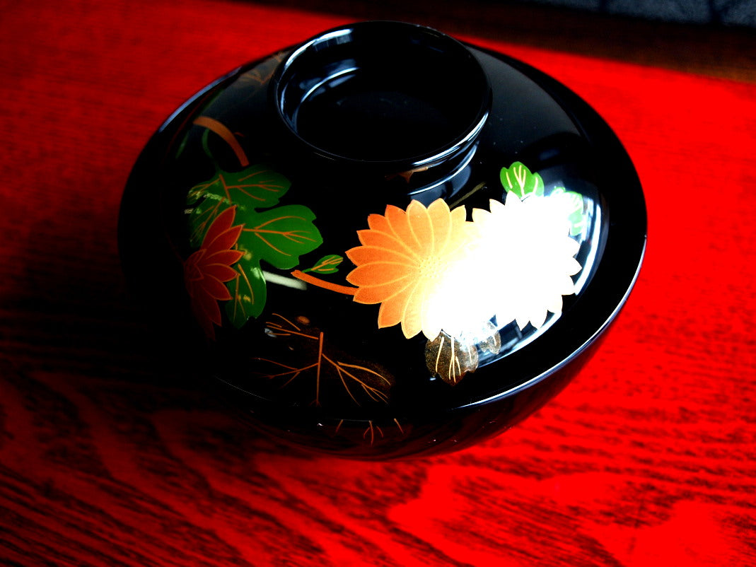 Bowl with lacquer and maki-e design