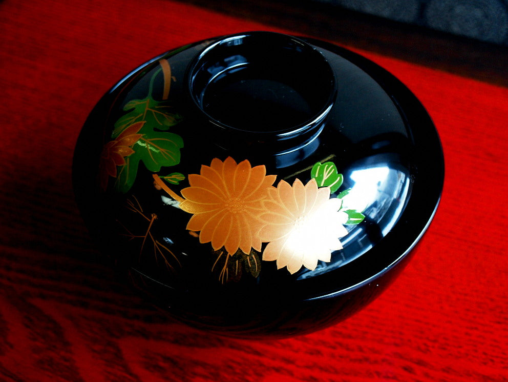 Bowl with lacquer and maki-e design