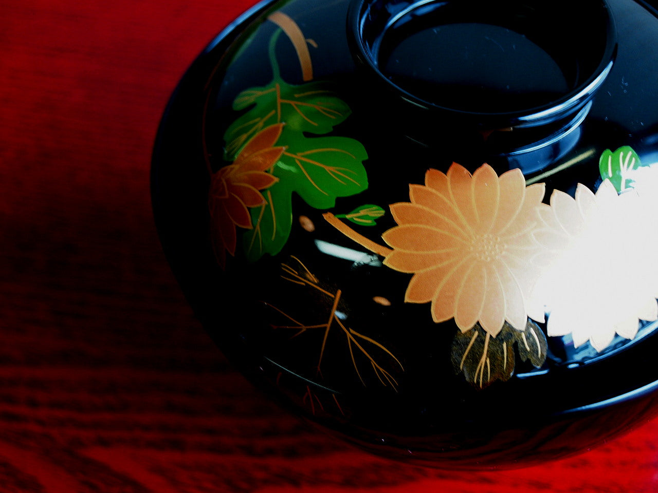 Bowl with lacquer and maki-e design