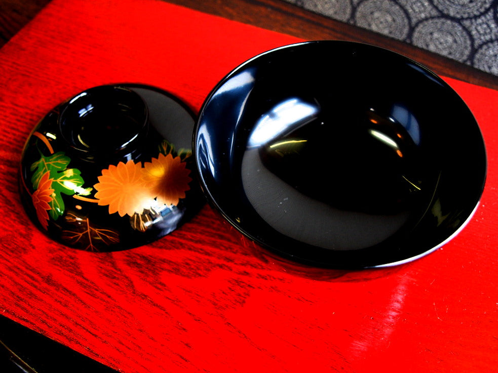 Bowl with lacquer and maki-e design